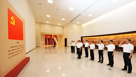 北汽集團(tuán)領(lǐng)導(dǎo)班子參觀“‘不忘初心、牢記使命’ 中國(guó)共產(chǎn)黨歷史展覽”并重溫入黨誓詞