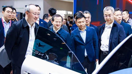 市委書記尹力、市長殷勇來到北汽展臺